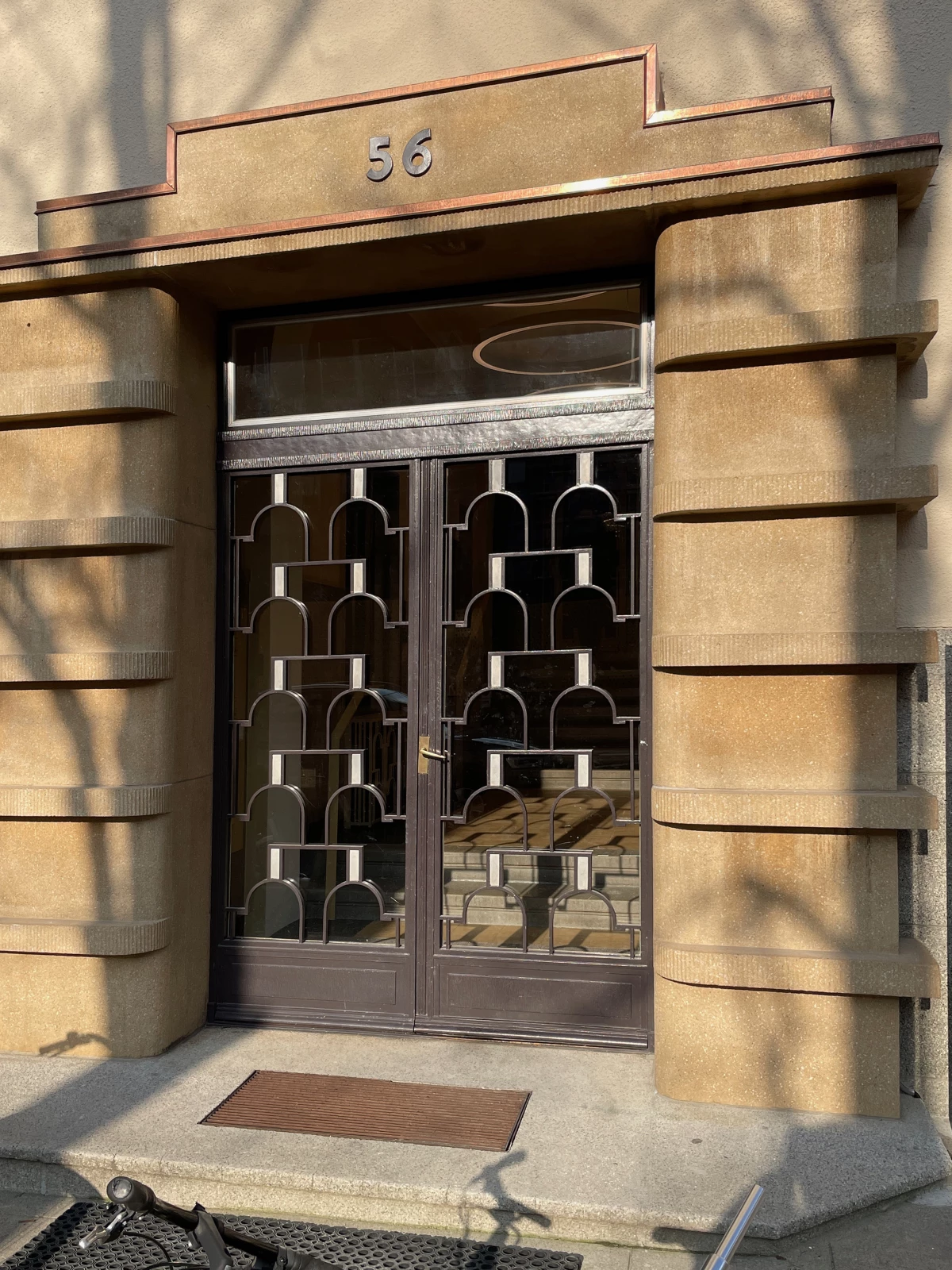 Entrées de deux immeubles de logements