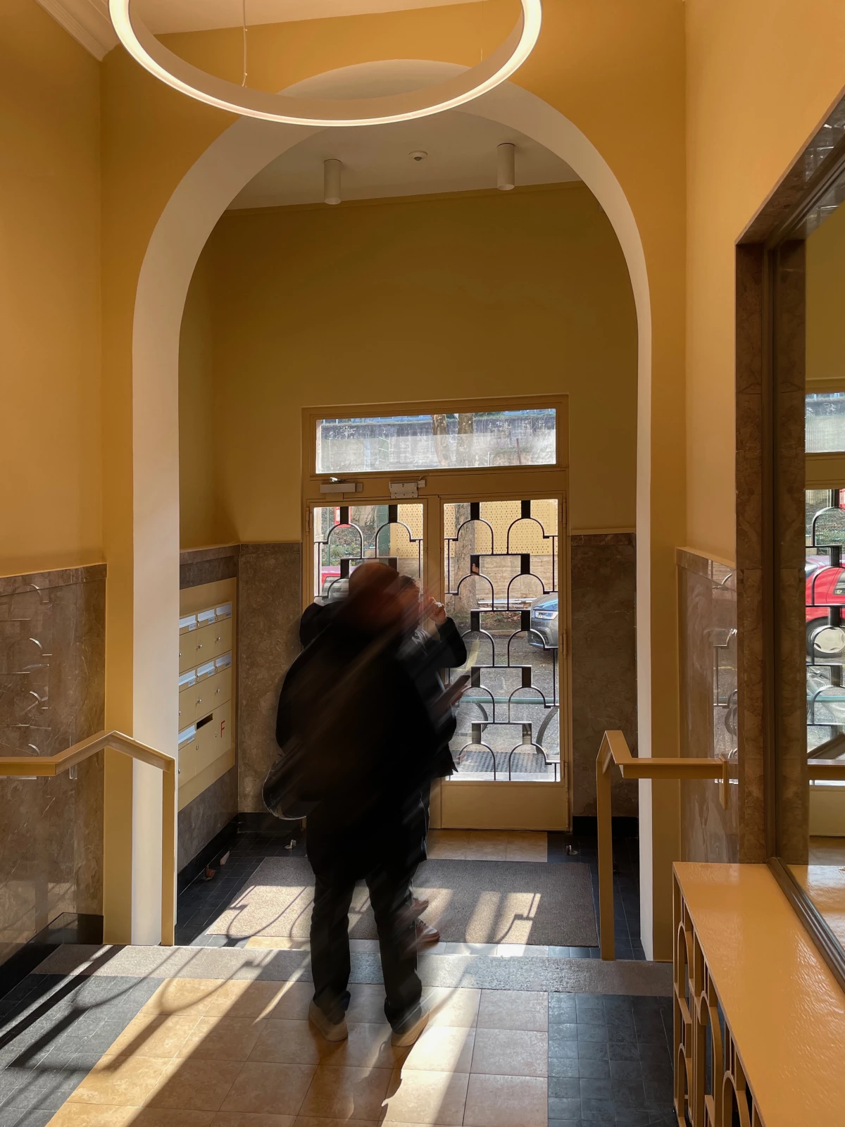 Entrées de deux immeubles de logements