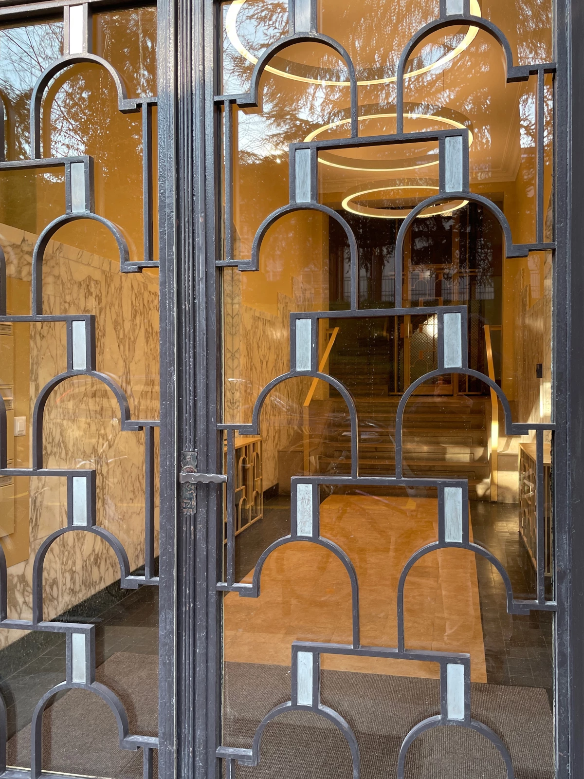 Entrées de deux immeubles de logements