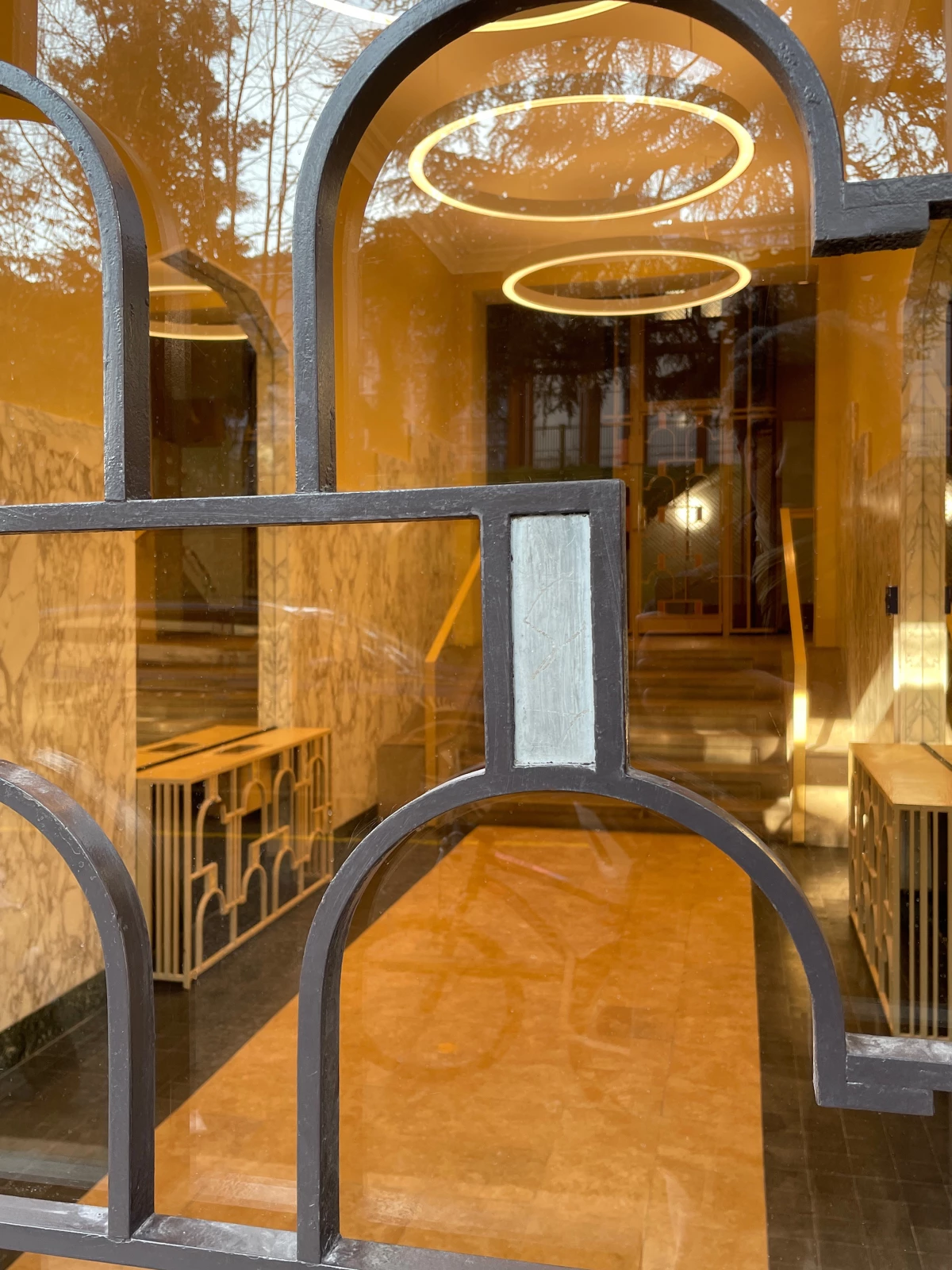 Entrées de deux immeubles de logements