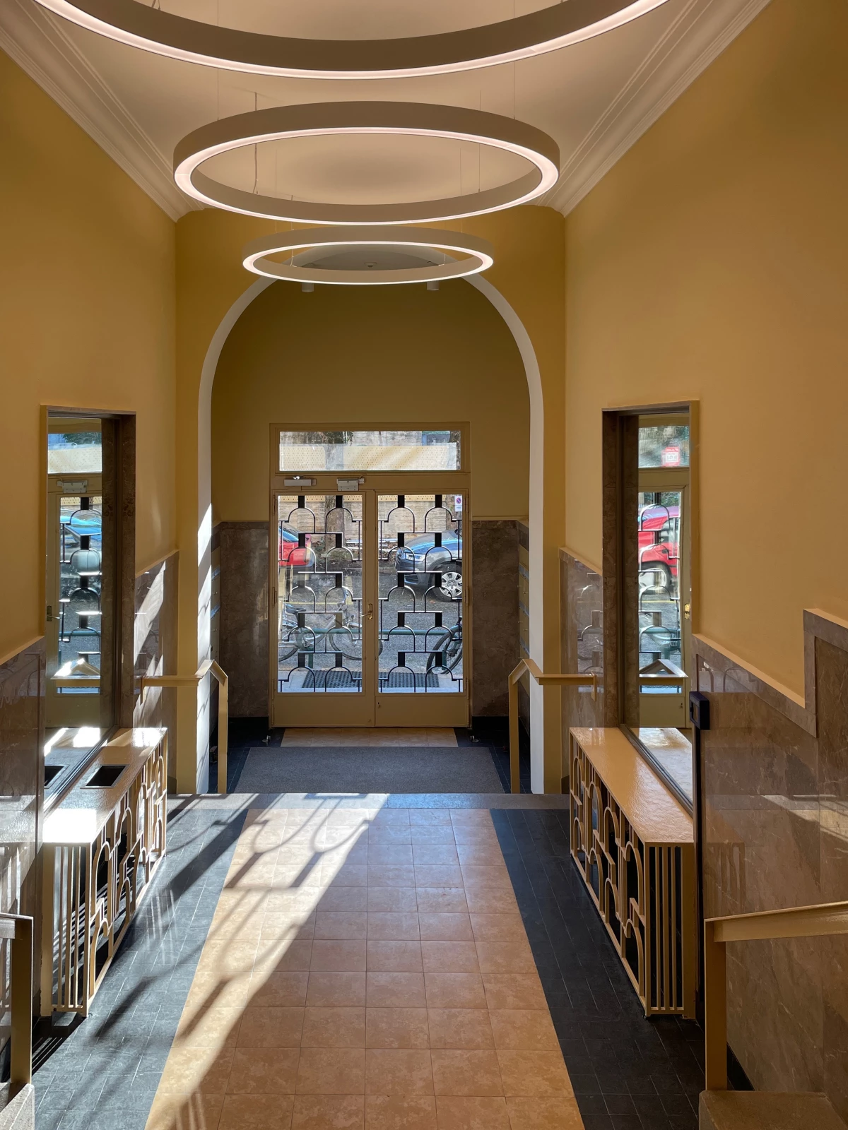 Entrées de deux immeubles de logements