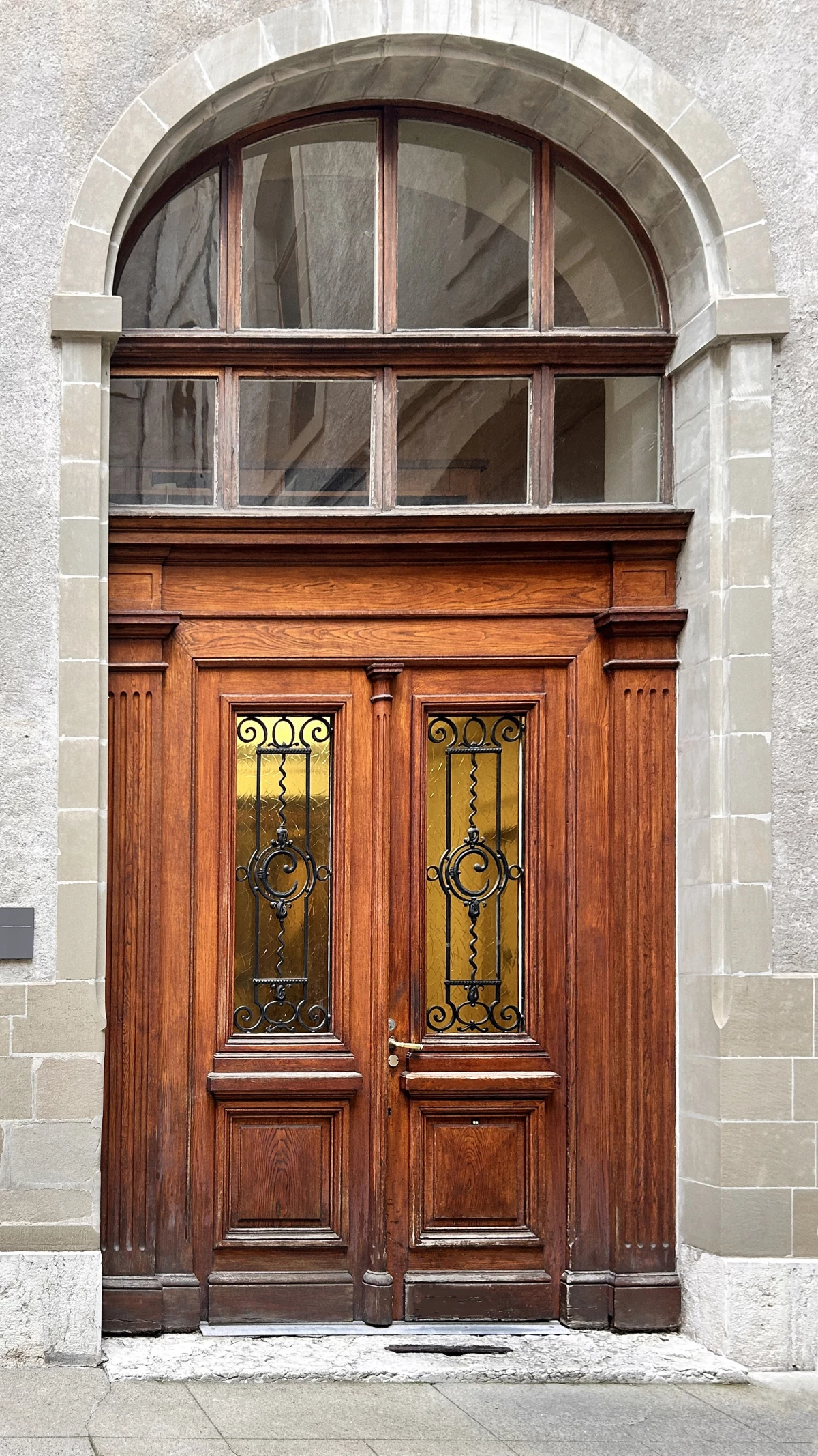 Dispositifs de contrôle d'accès sur portes historiques du Palais de Justice