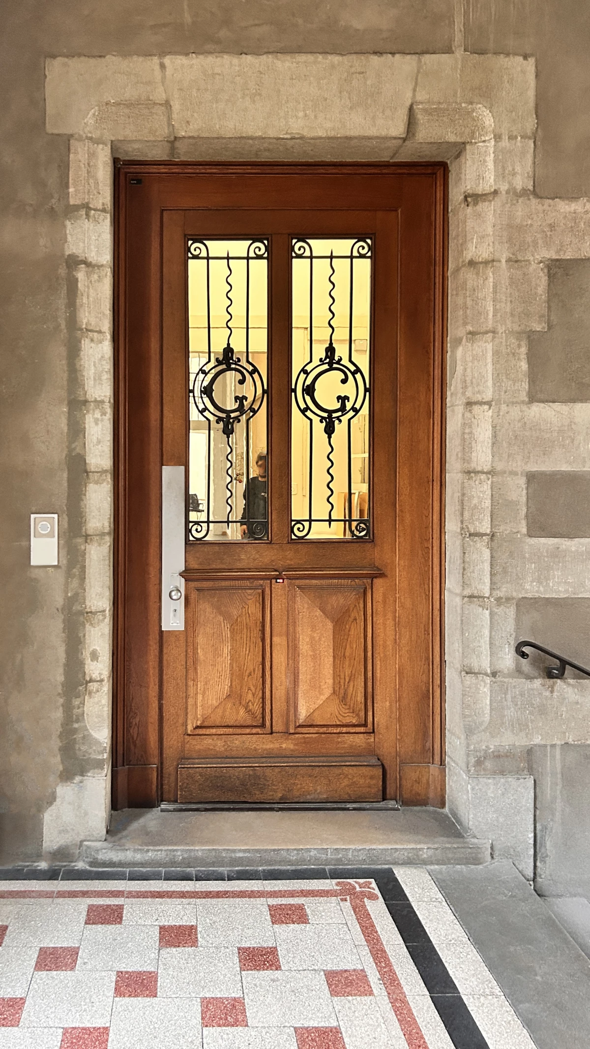 Dispositifs de contrôle d'accès sur portes historiques du Palais de Justice