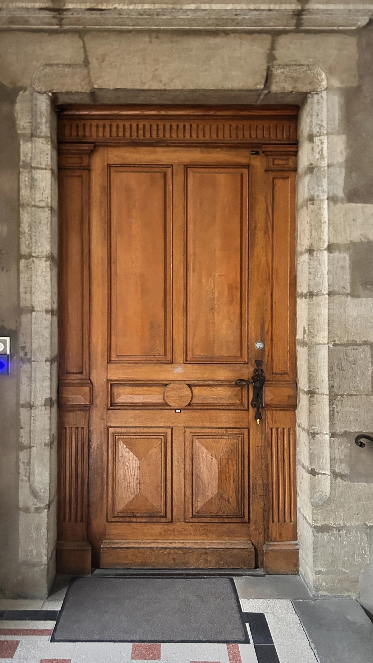 Dispositifs de contrôle d'accès sur portes historiques du Palais de Justice