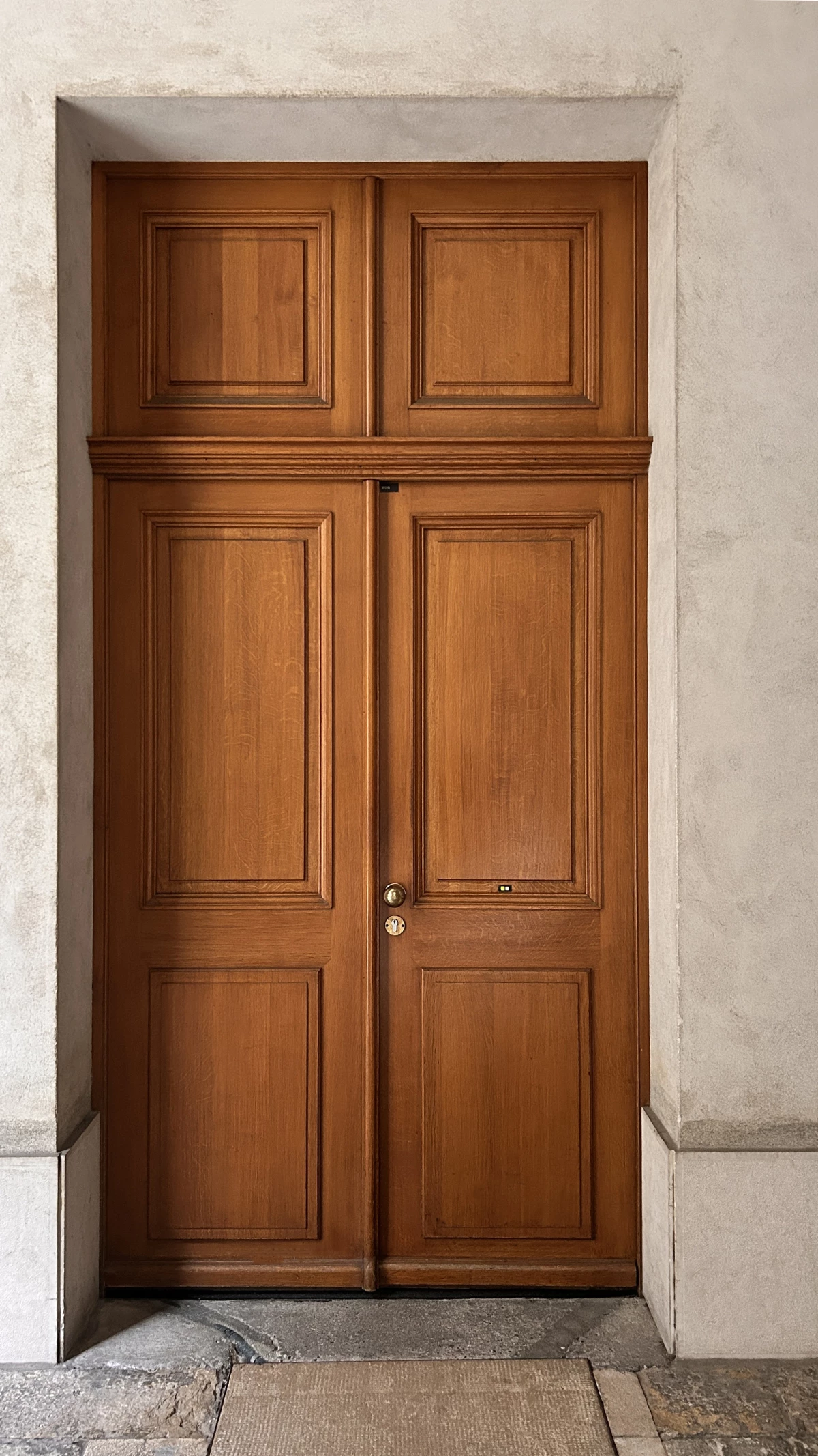 Dispositifs de contrôle d'accès sur portes historiques du Palais de Justice